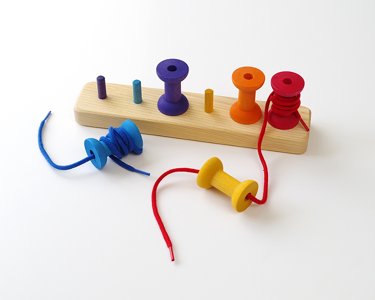 1歳-］虹のボビン〈紐通し・棒通し〉Grimms｜木のおもちゃ・知育玩具 STUDY PARK